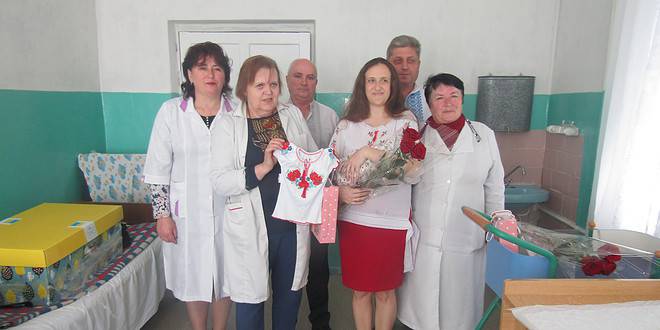 НОВОНАРОДЖЕНІ  ОТРИМАЛИ СВОЇ ПЕРШІ ВИШИВАНКИ