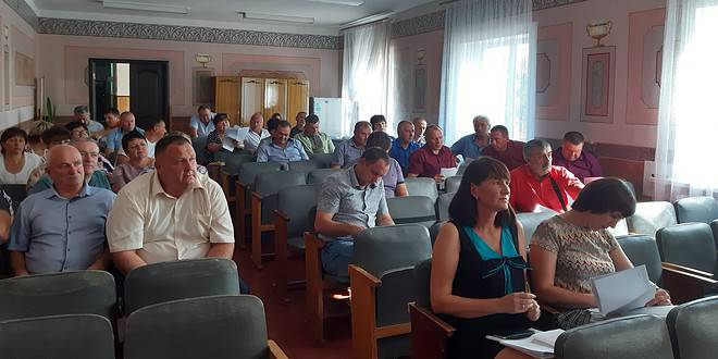 Керівникам і апарату селищної ради залишили захмарні премії і надбавки