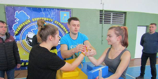 НА ПЕРШИЙ РАЙОННИЙ ТУРНІР ІЗ АРМСПОРТУ БУЛО ЗАЯВЛЕНО МАЙЖЕ ОДНАКОВУ КІЛЬКІСТЬ ХЛОПЦІВ І ДІВЧАТ