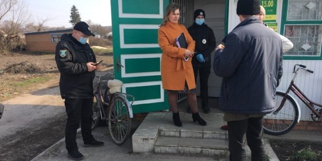ПОЛІЦЕЙСЬКІ СКЛАДАЮТЬ НА ПОРУШНИКІВ КАРАНТИННИХ ЗАХОДІВ АДМІНІСТРАТИВНІ ПРОТОКОЛИ