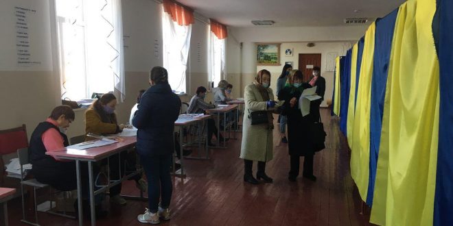 ДО ОБІДУ СПОСТЕРІГАЛАСЯ НЕВИСОКА АКТИВНІСТЬ ВИБОРЦІВ