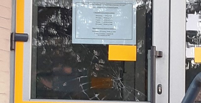РОЗБИТІ ДВЕРІ В НОВОМУ ЦНАПІ