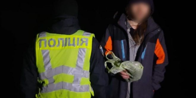 У ЛИПОВІЙ ДОЛИНІ ПОЛІЦЕЙСЬКІ ЗАТРИМАЛИ ЧОЛОВІКА З ПАКЕТОМ КАНАБІСУ