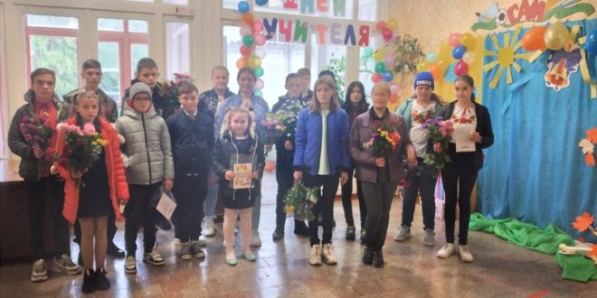 В КАПУСТИНЦЯХ ВІТАЛИ ВЧИТЕЛІВ-ПЕНСІОНЕРІВ