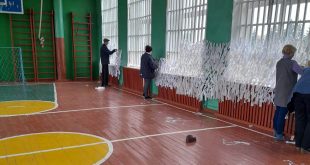 У КОЛЯДИНЕЦЬКОМУ СТАРОСТИНСЬКОМУ ОКРУЗІ ПЛЕТУТЬ МАСКУВАЛЬНІ СІТКИ ДЛЯ ПОТРЕБ УКРАЇНСЬКИХ ЗАХИСНИКІВ