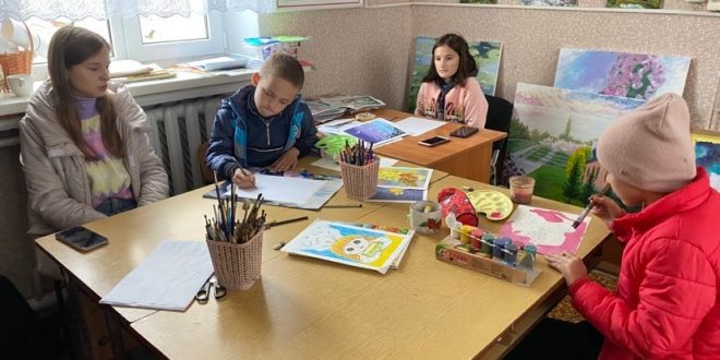 УЧНІ ХУДОЖНЬОГО ВІДДІЛЕННЯ ДИТЯЧОЇ ШКОЛИ МИСТЕЦТВ ПІДТРИМУЮТЬ УКРАЇНСЬКИХ ВОЇНІВ ПАТРІОТИЧНИМИ МАЛЮНКАМИ