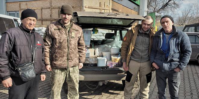 ВОЛОНТЕРИ ВКОТРЕ ПОБУВАЛИ У ЗЕМЛЯКІВ, ЯКІ НЕСУТЬ СЛУЖБУ НА ДОНБАСЬКОМУ НАПРЯМКУ