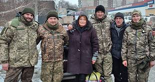 ВОЛОНТЕРКА ОЛЕНА СИМОНЕНКО: “РАДІСНІ ОЧІ ВІЙСЬКОВИХ НАДИХАЮТЬ ВИРУШАТИ В ЧЕРГОВУ НЕЛЕГКУ ПОЇЗДКУ”