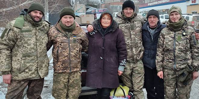 ВОЛОНТЕРКА ОЛЕНА СИМОНЕНКО: “РАДІСНІ ОЧІ ВІЙСЬКОВИХ НАДИХАЮТЬ ВИРУШАТИ В ЧЕРГОВУ НЕЛЕГКУ ПОЇЗДКУ”