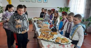 СИНІВСЬКІ ДРУГОКЛАСНИКИ ОРГАНІЗУВАЛИ БЛАГОДІЙНИЙ ЯРМАРОК