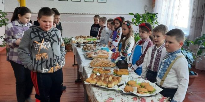 СИНІВСЬКІ ДРУГОКЛАСНИКИ ОРГАНІЗУВАЛИ БЛАГОДІЙНИЙ ЯРМАРОК