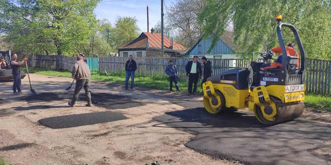 У СИНІВСЬКІЙ ГРОМАДІ РЕМОНТУЮТЬ ДОРОГИ