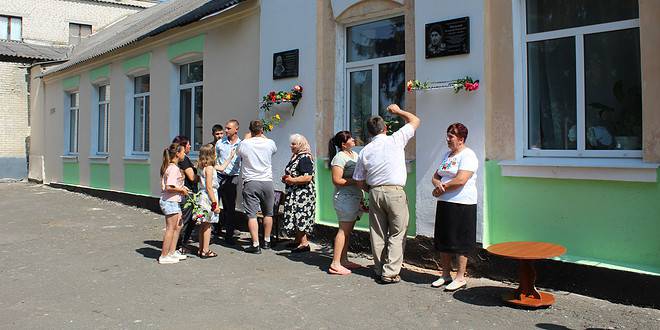 НА ПРИМІЩЕННІ СИНІВСЬКОГО ПРОФЕСІЙНОГО АГРАРНОГО ЛІЦЕЮ З`ЯВИЛИСЯ ЩЕ ДВІ МЕМОРІАЛЬНІ ДОШКИ ЗАГИБЛИМ НА ВІЙНІ ВИПУСКНИКАМ