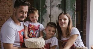 Сімейний бізнес - надійне партнерство: подружжя зі Львова переїхало в село, варить крафтові сири і популяризує галицьку ружу