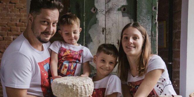 Сімейний бізнес - надійне партнерство: подружжя зі Львова переїхало в село, варить крафтові сири і популяризує галицьку ружу