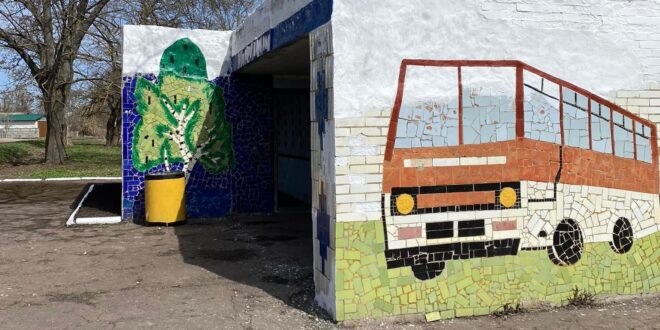 У Капустинцях ремонтують автобусну зупинку