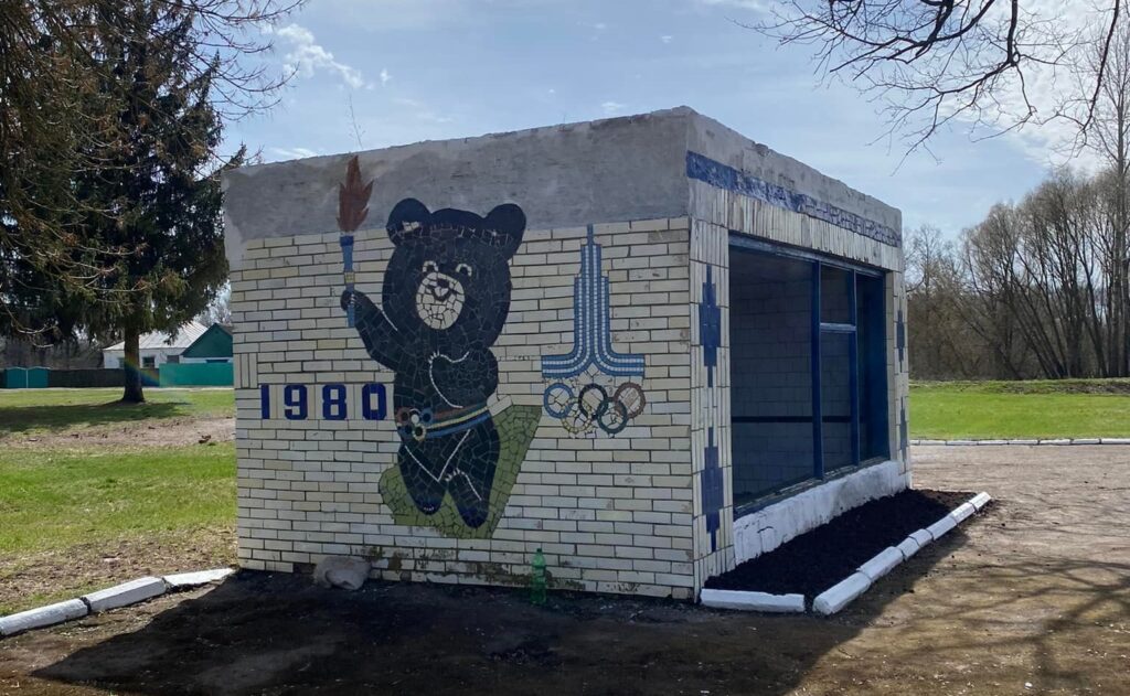 У Капустинцях ремонтують автобусну зупинку