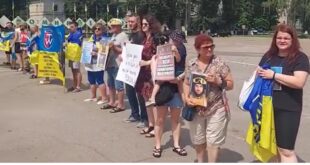 Говорити про біль: акція на підтримку родин безвісти зниклих у Ромнах