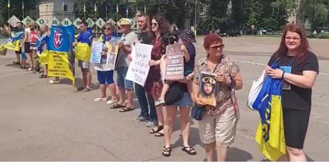 Говорити про біль: акція на підтримку родин безвісти зниклих у Ромнах