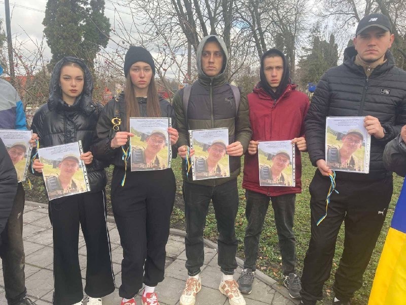 Місця вшанування зниклих безвісти захисників з`явились у Недригайлові й Ромнах. У Липовій Долині рідні з нетерпінням чекають появи Дошки Надії