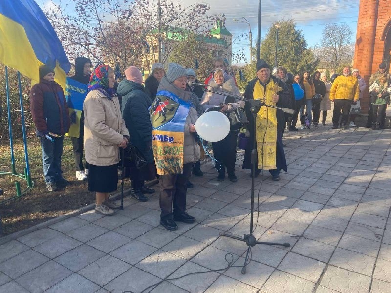 Місця вшанування зниклих безвісти захисників з`явились у Недригайлові й Ромнах. У Липовій Долині рідні з нетерпінням чекають появи Дошки Надії