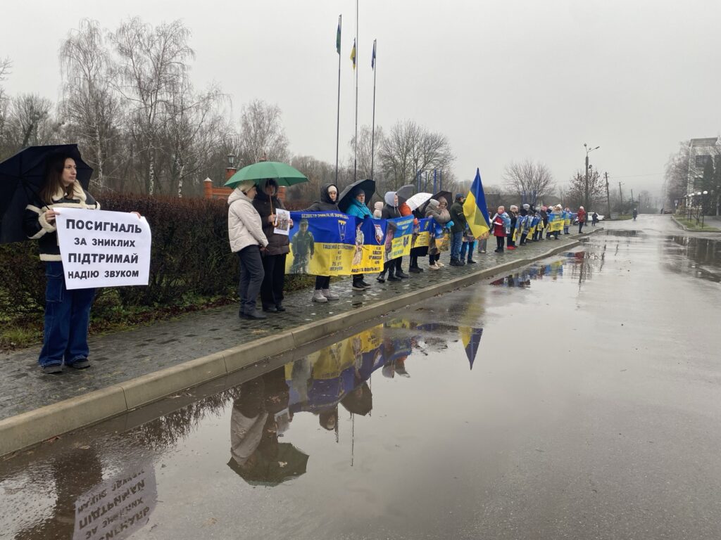 Портрети, прапори й надія: родини зниклих безвісти військових зібрались на першу акцію в Липовій Долині