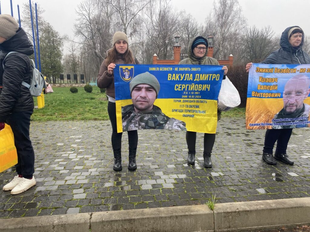 Портрети, прапори й надія: родини зниклих безвісти військових зібрались на першу акцію в Липовій Долині
