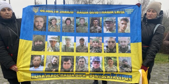 Портрети, прапори й надія: родини зниклих безвісти військових зібрались на першу акцію в Липовій Долині