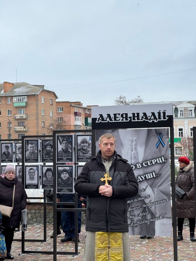 Місця вшанування зниклих безвісти захисників з`явились у Недригайлові й Ромнах. У Липовій Долині рідні з нетерпінням чекають появи Дошки Надії