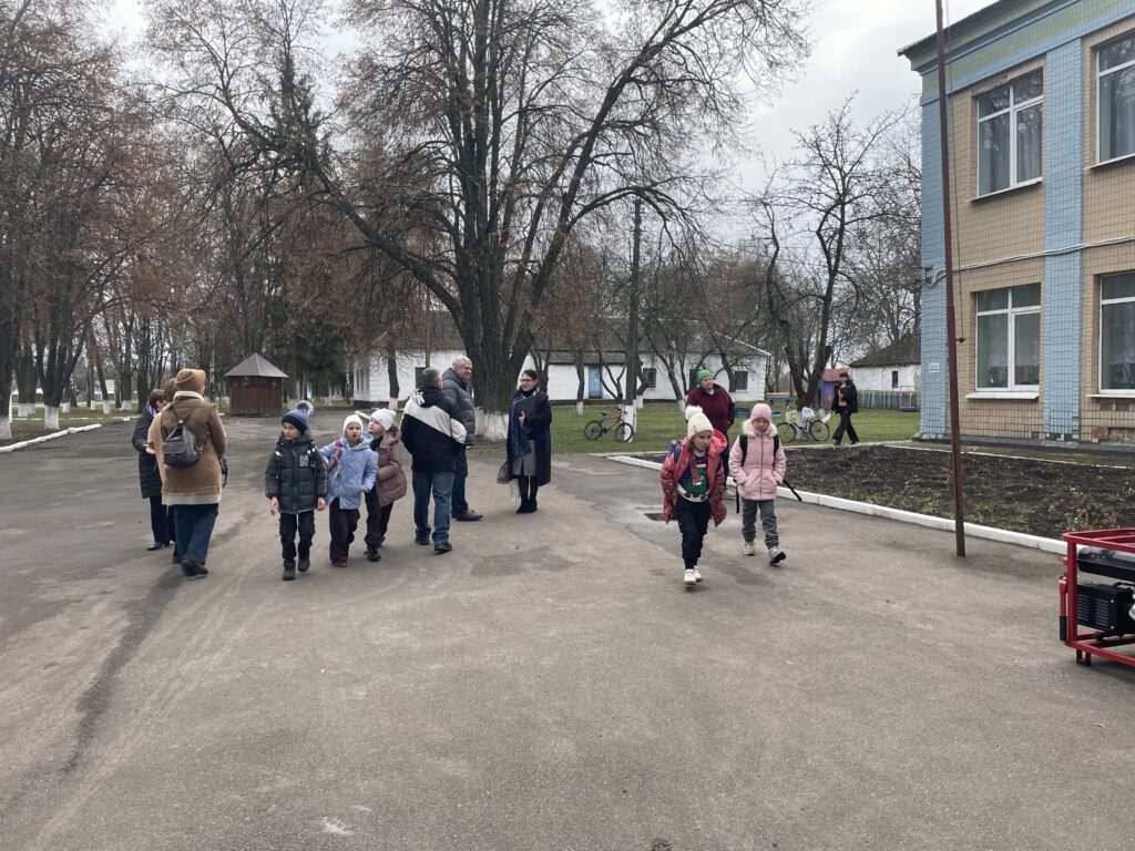 Тікаючи від війни, люди все одно тримаються рідного краю