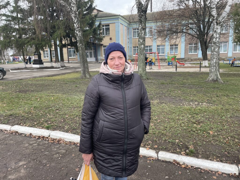 Тікаючи від війни, люди все одно тримаються рідного краю