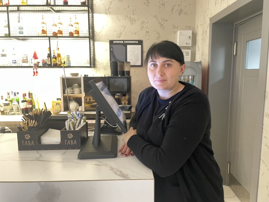 Тікаючи від війни, люди все одно тримаються рідного краю