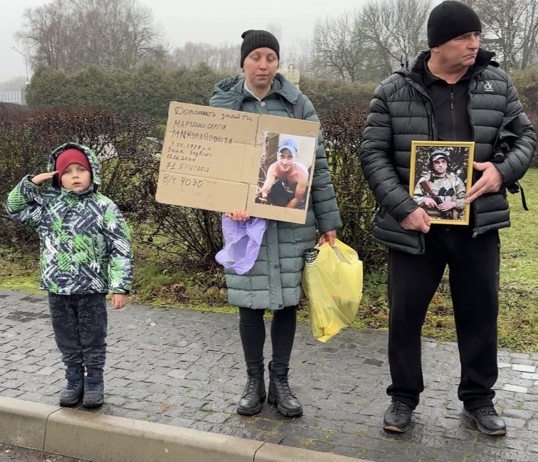 Портрети, прапори й надія: родини зниклих безвісти військових зібрались на першу акцію в Липовій Долині