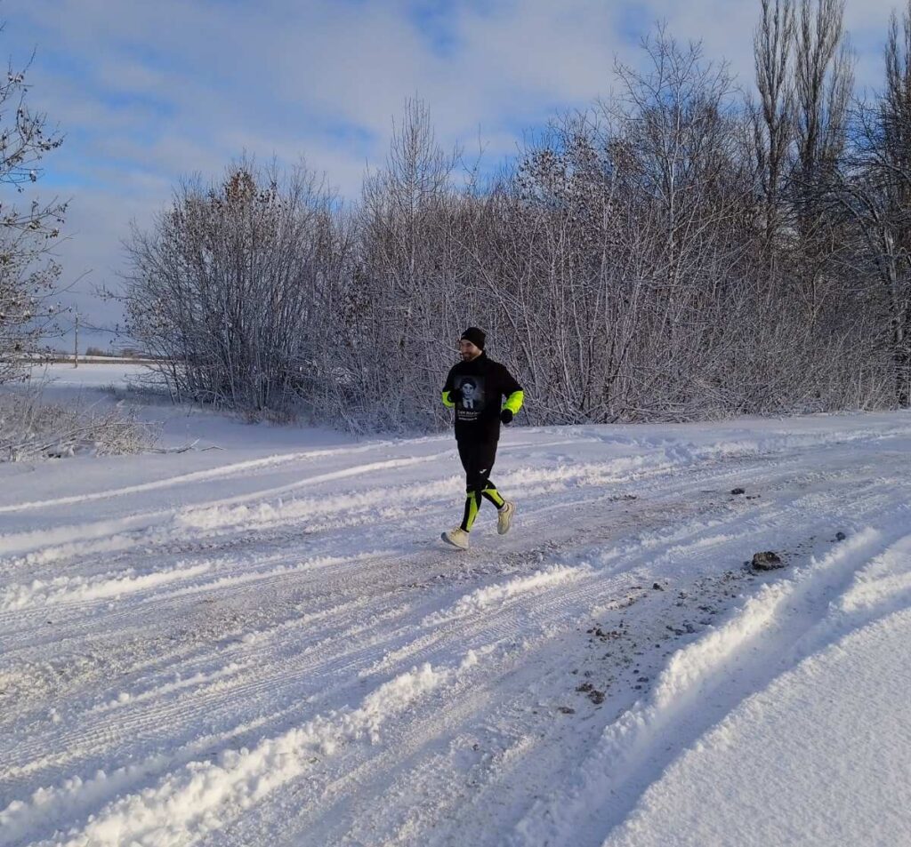 П’ятдесят один кілометр пам’яті: Артур Грабина пробіг селами громади й зібрав кошти для земляків-захисників
