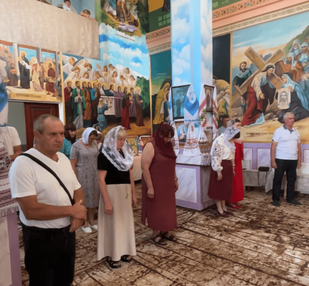 Коли в храмі поруч із церковною молитвою звучить Гімн України